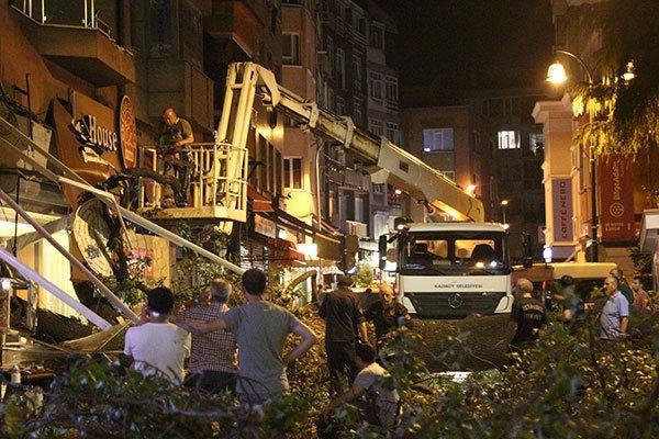 Kadıköy’de kafenin üzerine ağaç devrildi