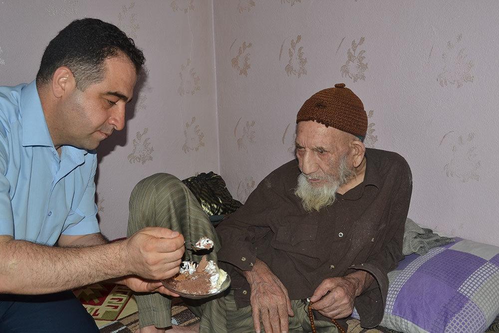 126 yaşındaki Hasan Dede ilk kez doğum günü kutladı