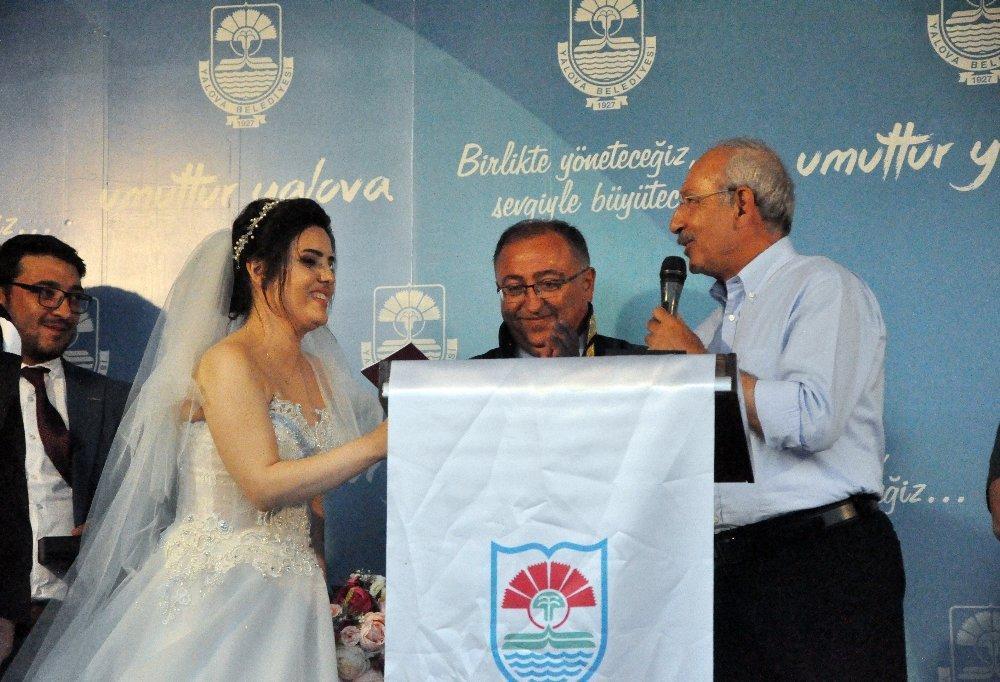 Kılıçdaroğlu yürüyüşün sonunda nikah şahitliği yaptı