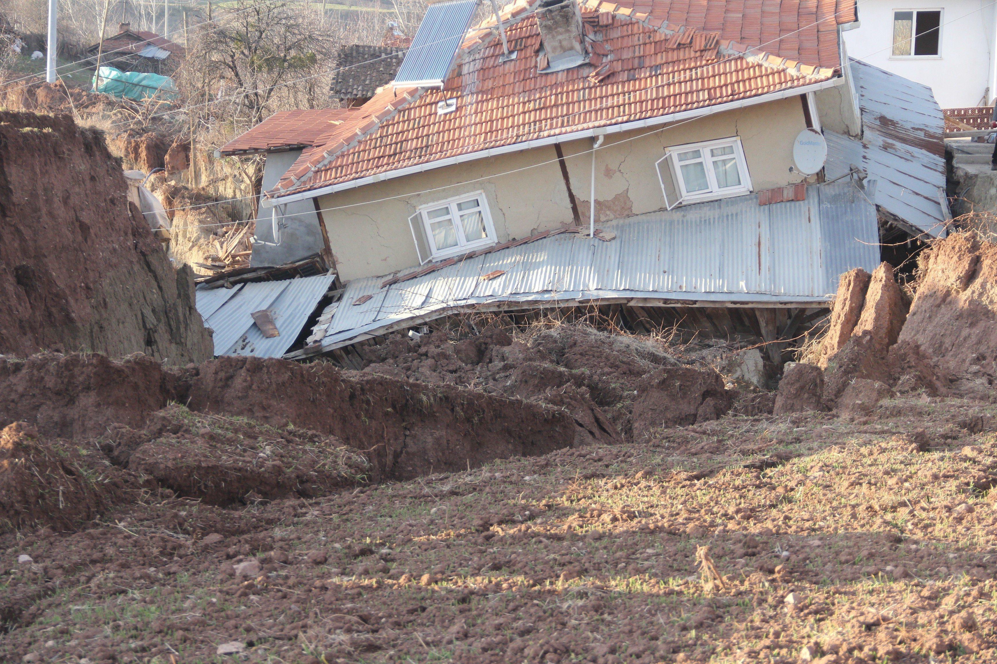 Bolu’da heyelandan zarar gören 5 ev boşaltıldı