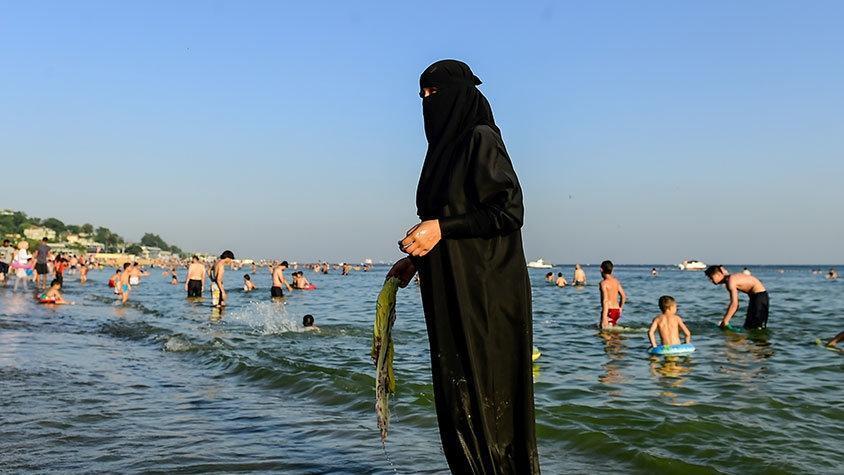 Sıcaktan bunalan Suriyeliler, Menekşe Plajına koştu