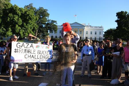 Beyaz Saray önünde Gazze için kafalarına moloz boşalttılar