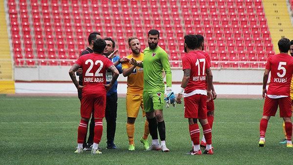 Mersin İdmanyurdu kalecisi 4’üncü golün ardından sahayı terk etti
