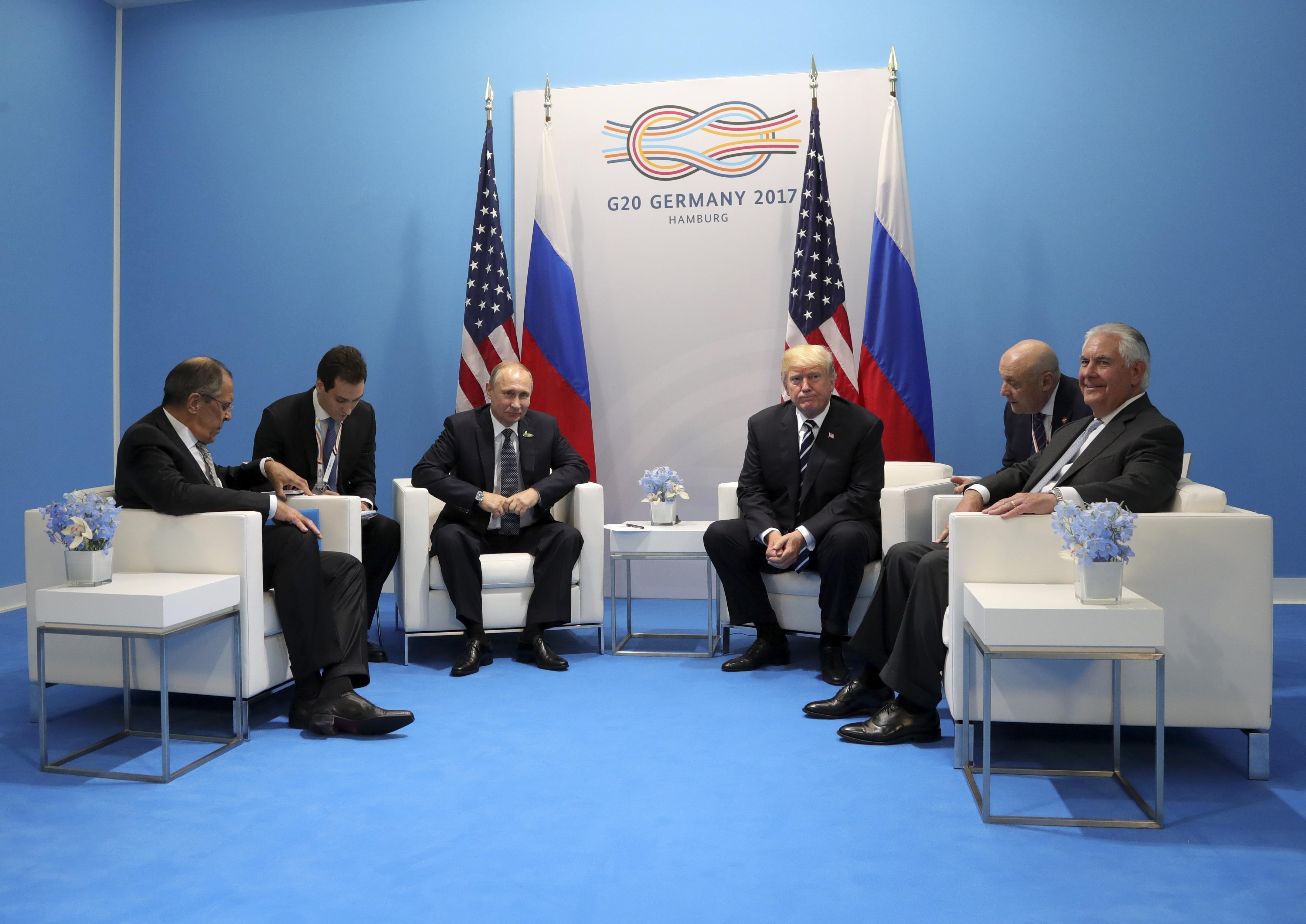 Trump ve Putin ilk kez yüz yüze