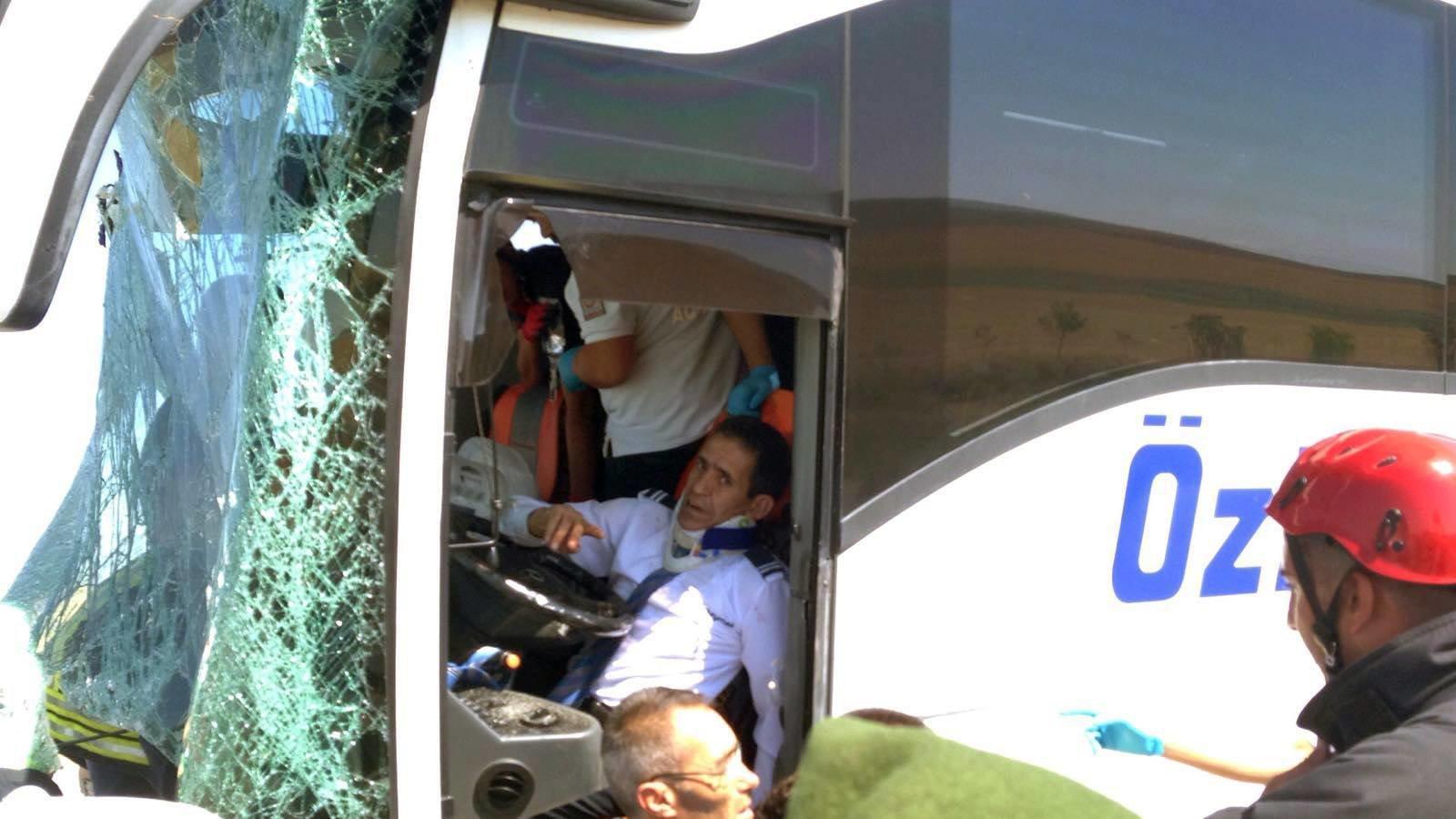 Konyada yolcu otobüsü iş makinesine çarptı