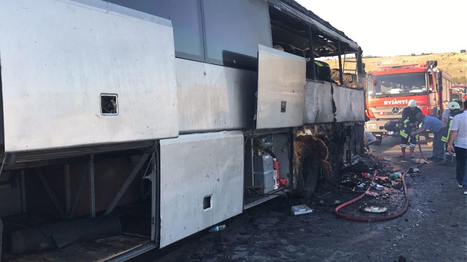 Afyonkarahisar’da seyir halindeki yolcu otobüsü yandı