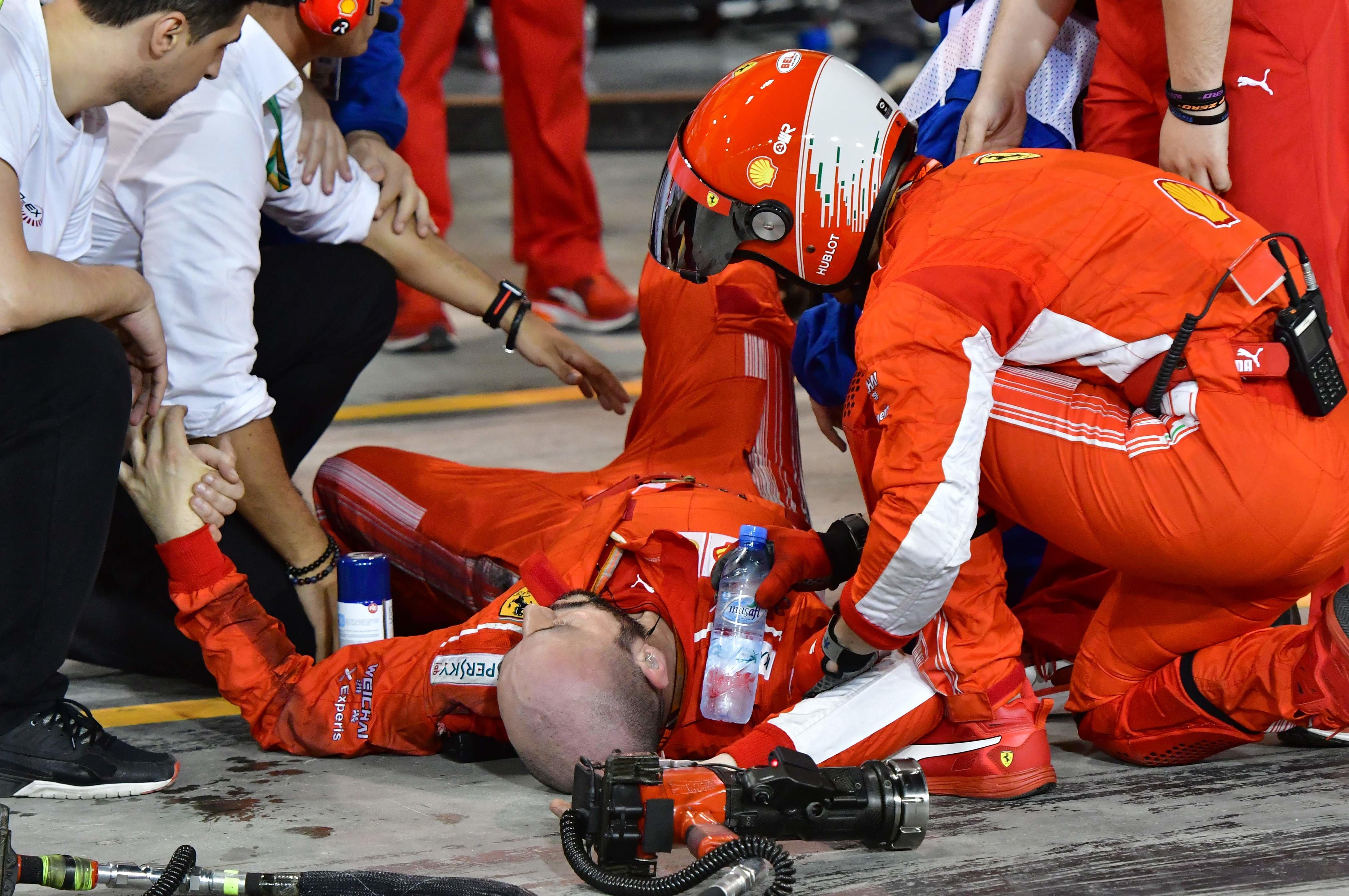 Formula 1de feci kaza: Kimi Raikkonen mekanikerin bacağını ezdi