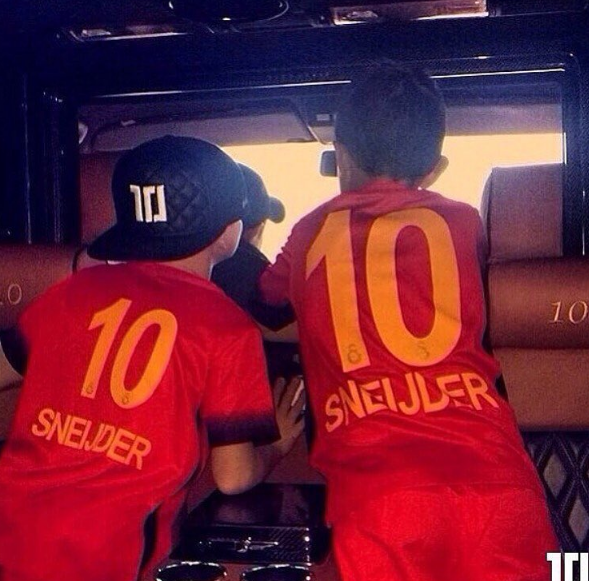 Sosyal medyada Sneijder kapışması