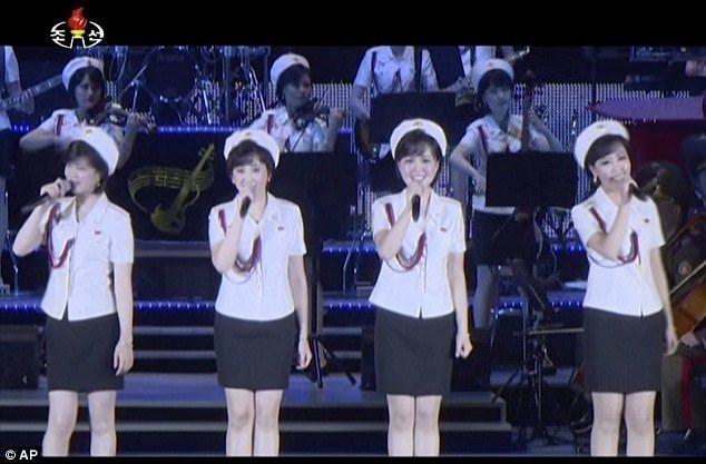 Kuzey Kore, kıtalararası füze denemesini konserle kutladı