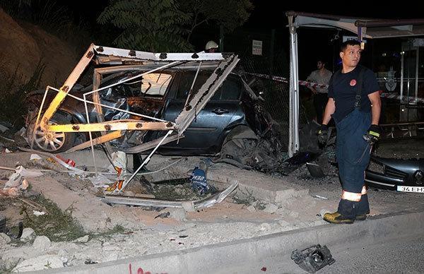 Maltepede bir araç durakta bekleyen yolculara çarptı: 1 ölü, 2 yaralı