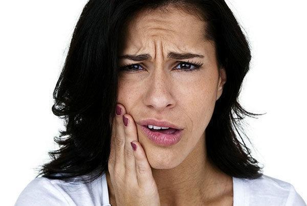 Soğuk su içerken dişleriniz kamaşıyorsa dikkat (Diş hassasiyetini önlemenin 9 yolu)