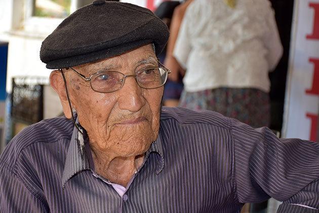 105 yaşında sokağa atılan Mestan Dede yardım eli bekliyor