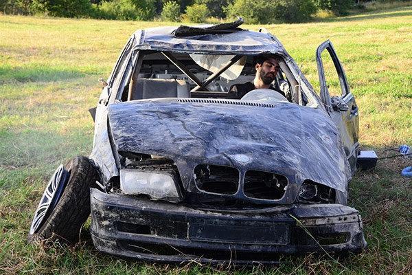 Ebru Yaşar klip için lüks araç parçaladı
