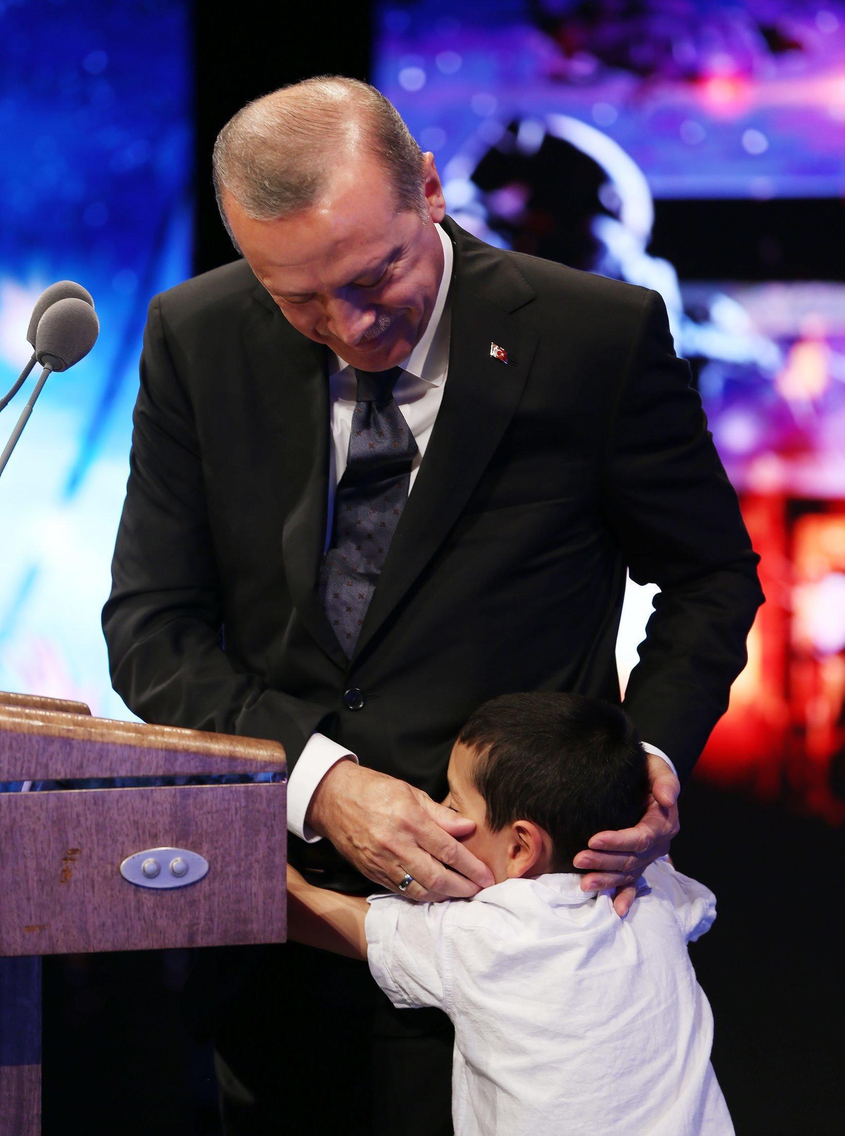 Cumhurbaşkanı Erdoğan 15 Temmuz anmasında gözyaşlarını tutamadı
