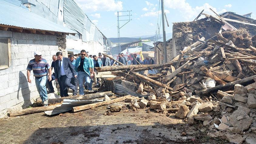 Erzincanda otlardan çıkan yangın köye büyük ölçüde zarar verdi