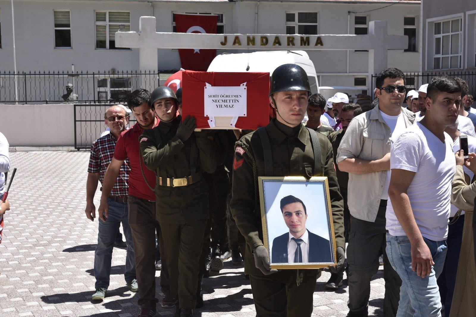PKKnın öldürdüğü öğretmen Necmettin Yılmaz toprağa verildi