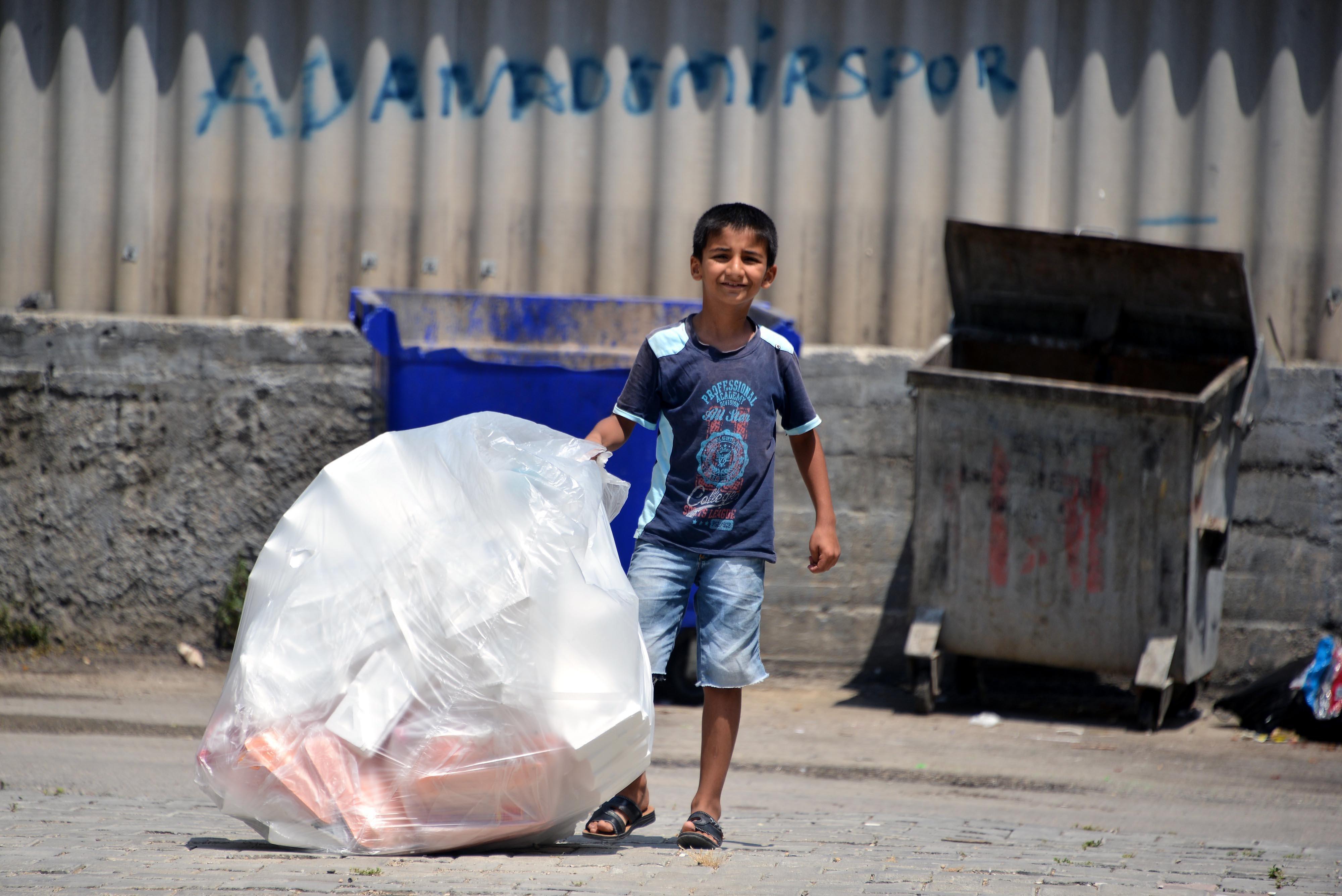 Adanada 11 yaşındaki Cuma, kağıt toplarken görüntülendi