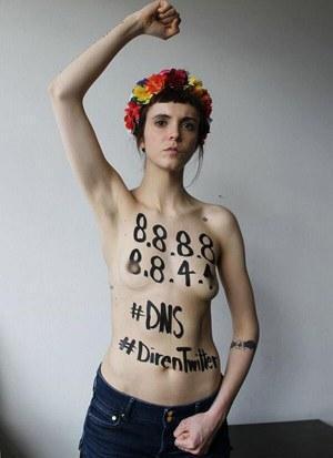 Femen Twitter yasağı için soyundu