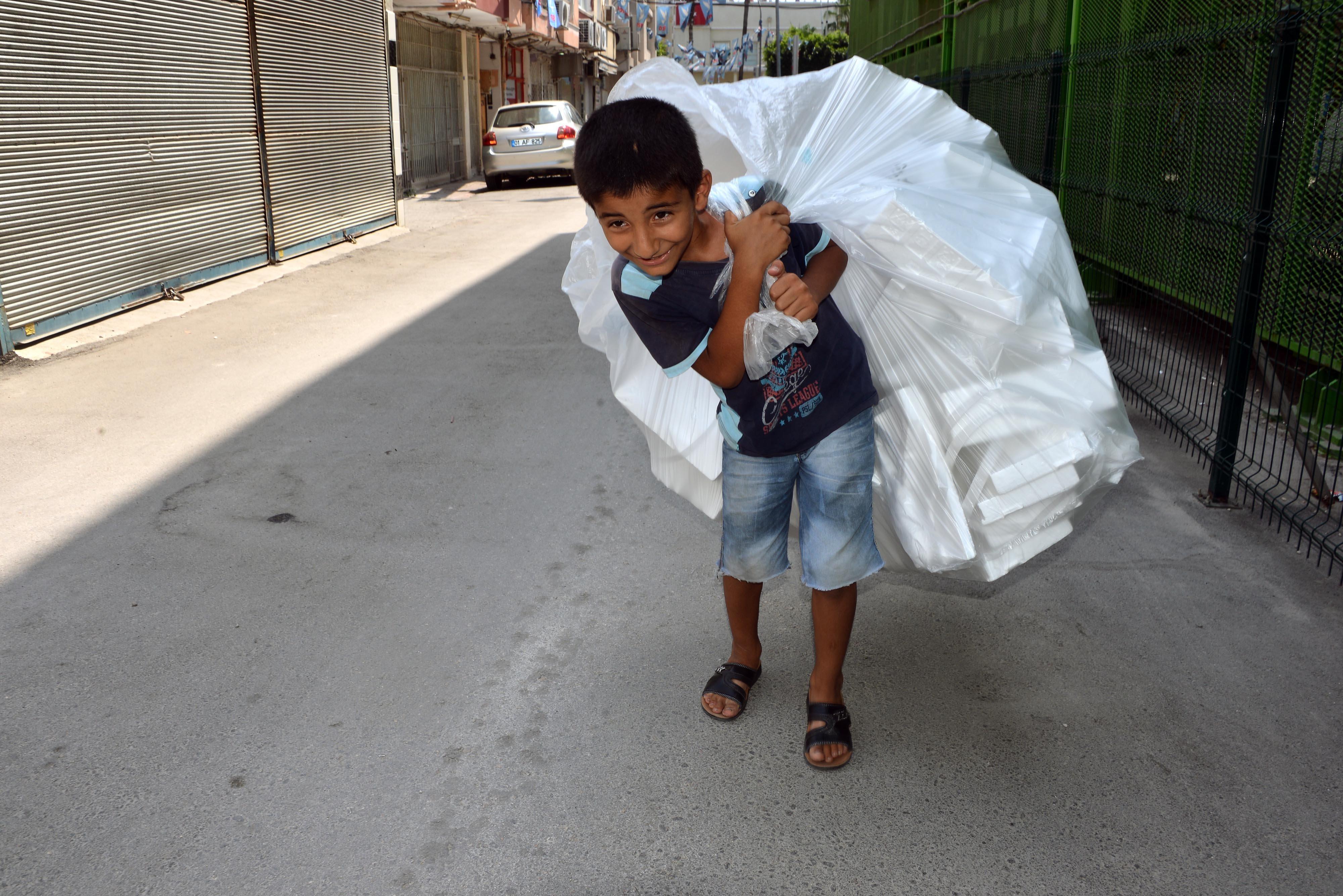 Adanada 11 yaşındaki Cuma, kağıt toplarken görüntülendi