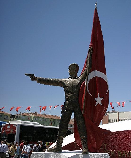 Şehit Ömer Halisdemir heykeli memleketi Niğdede törenle açıldı