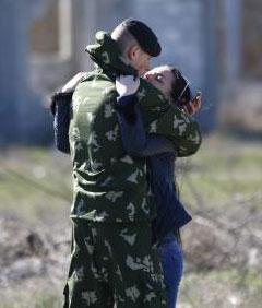 Ukrayna askerleri Kırımdan ayrılıyor