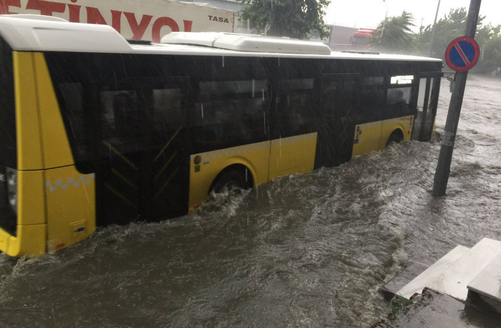 İstanbul yağmura teslim: Araçlar yolda kaldı, trafik felç