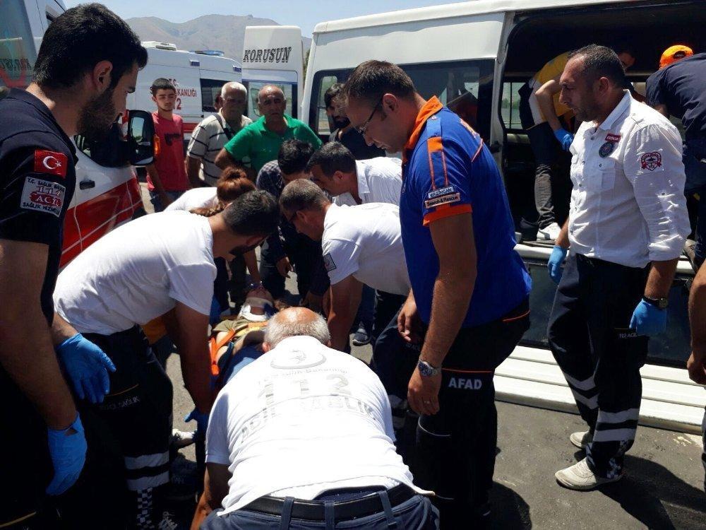 Erzincanda minibüs ile otomobil çarpıştı: 12 yaralı