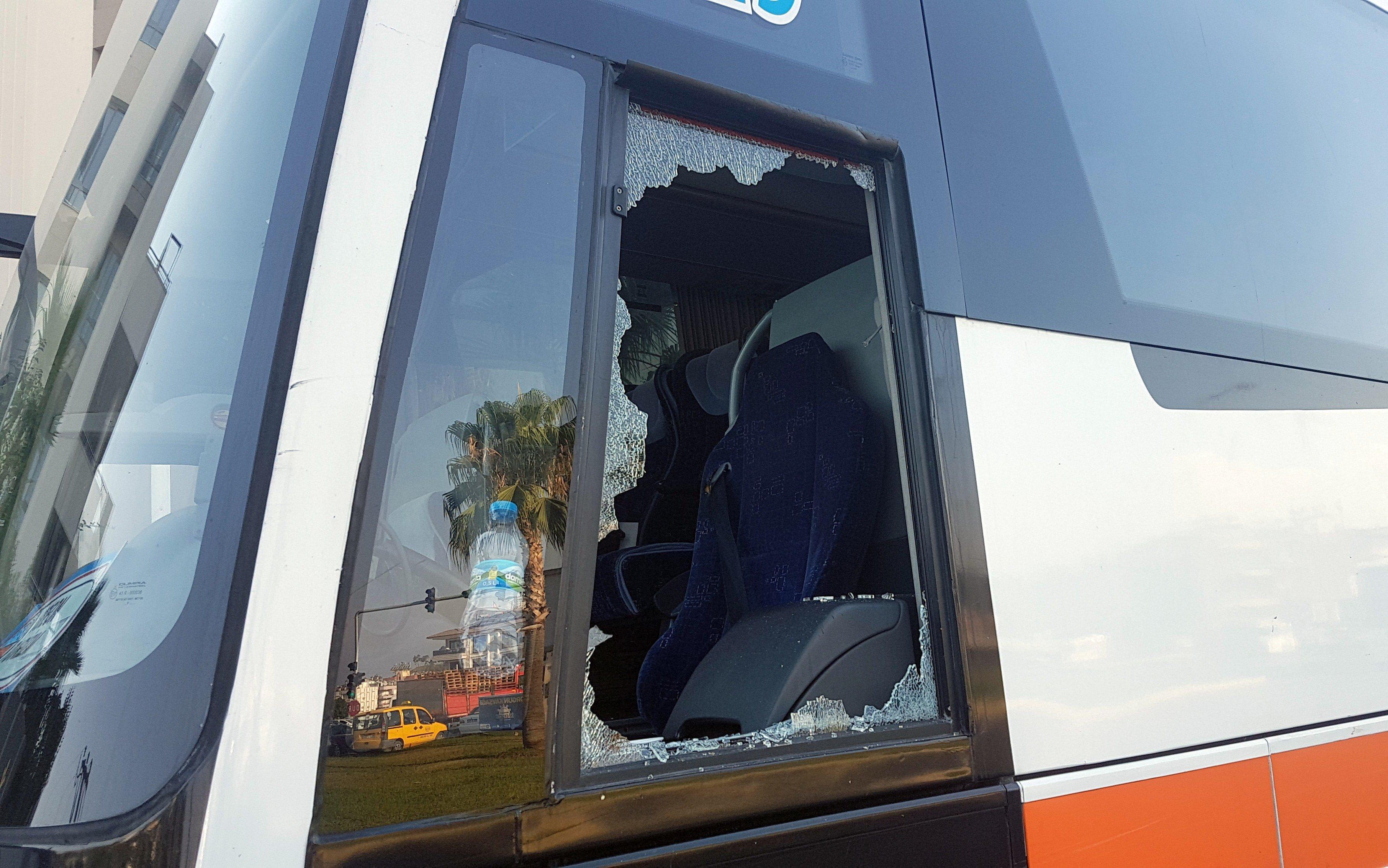 Yolda şınav çeken adam otobüse saldırdı