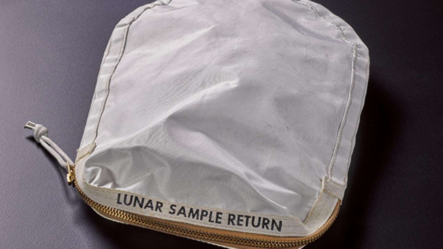 Neil Armstrongun içinde ay parçaları olan çantası 1 milyon 800 bin dolara satıldı