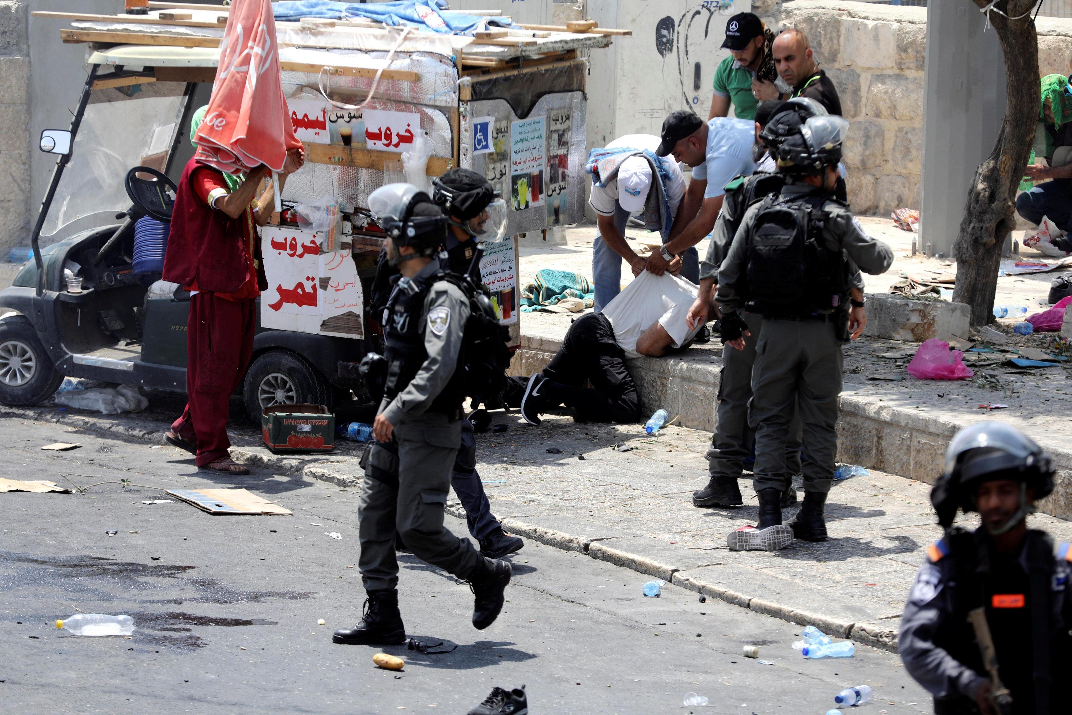 İsrail polisi Filistinlilere saldırıyor