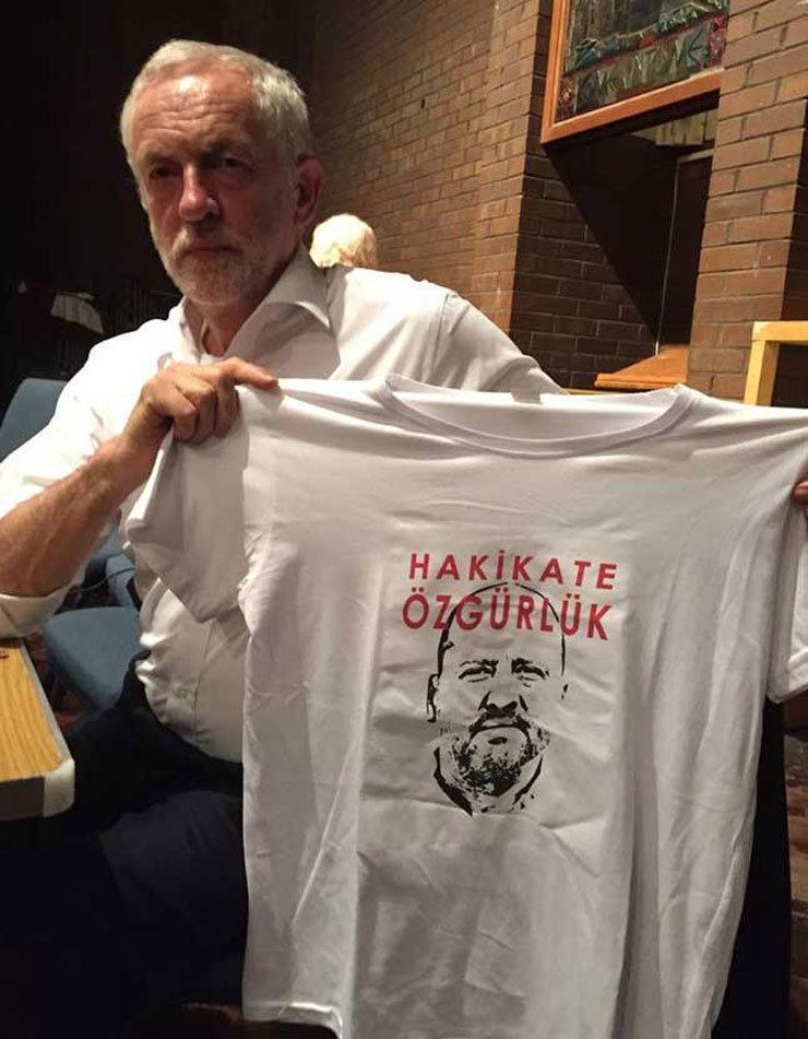 Jeremy Corbynden tişörtle mesaj