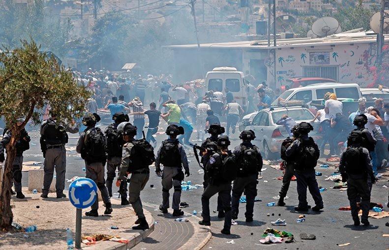 İsrail polisi Filistinlilere saldırıyor