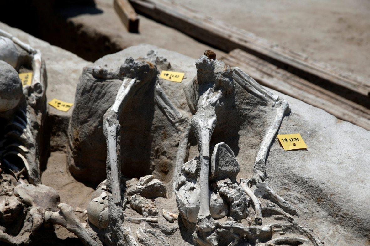 Zincirli iskeletler 2 bin 6000 yıl önce Atina’yı almaya çalışan darbeciler olabilir