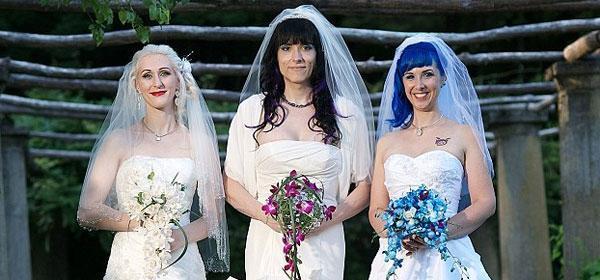 Dünyadaki ilk üçlü kadın evliliği