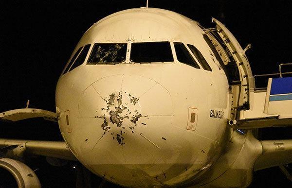 Camı çatlayan Türk Hava Yolları uçağı acil iniş yaptı
