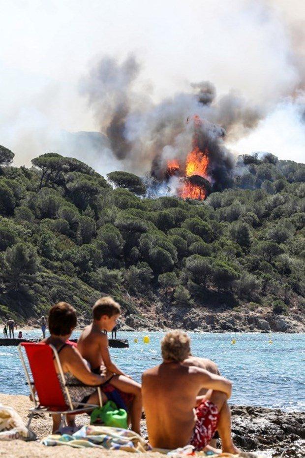 Fransada orman yangını: Korkunç fotoğraflar az önce geldi