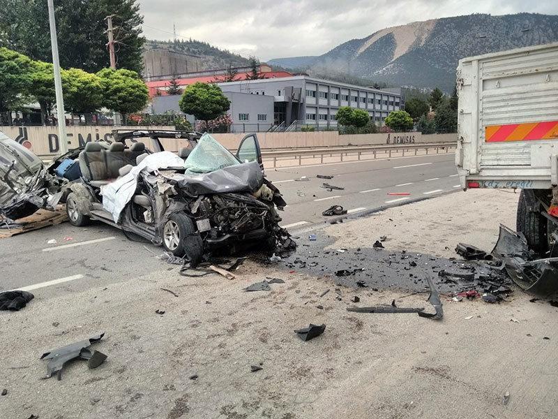 Bilecikte feci kaza Minibüs TIRa çarptı: 3 ölü, 2 yaralı
