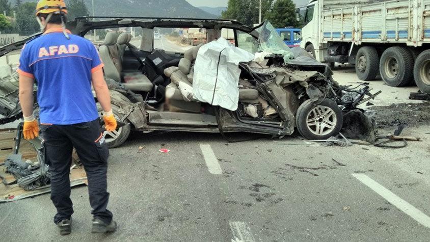 Bilecikte feci kaza Minibüs TIRa çarptı: 3 ölü, 2 yaralı