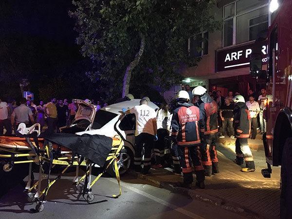 Kadıköyde otomobil ağaca çarptı: 1 ölü, 1 yaralı