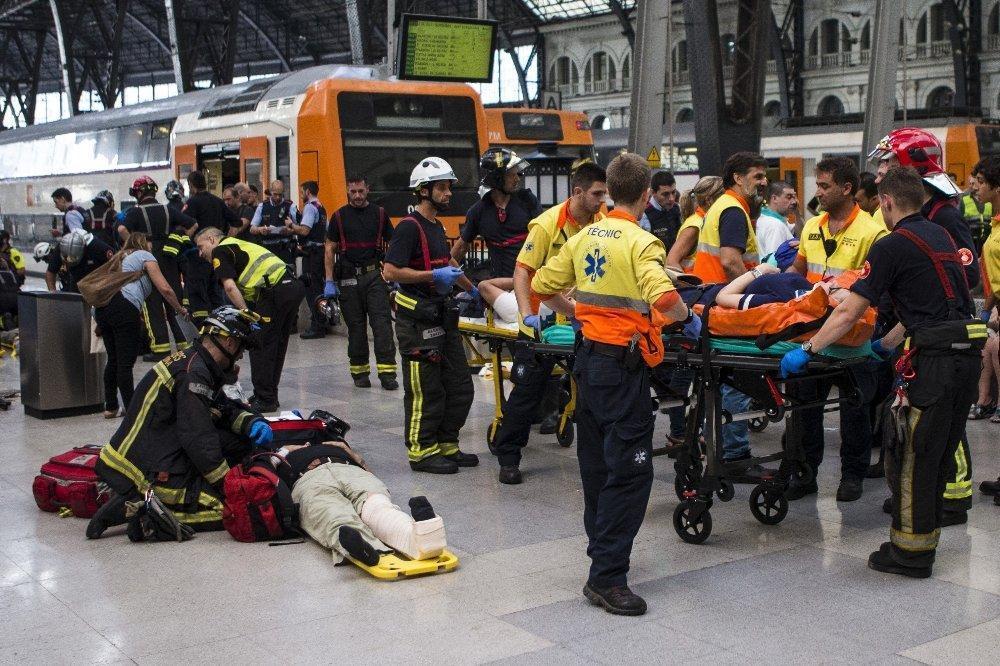 Barcelonada tren kazası Onlarca yaralı var...