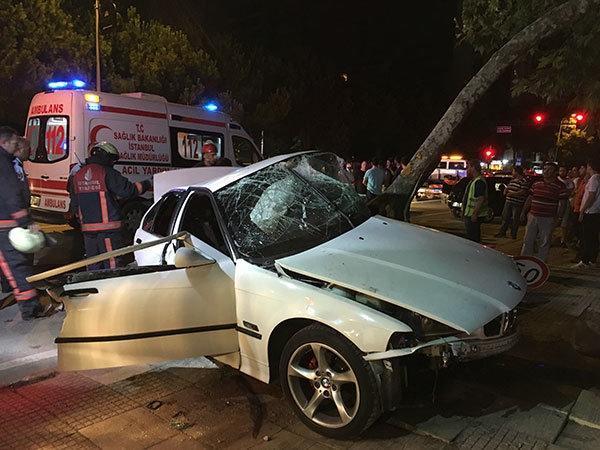 Kadıköyde otomobil ağaca çarptı: 1 ölü, 1 yaralı