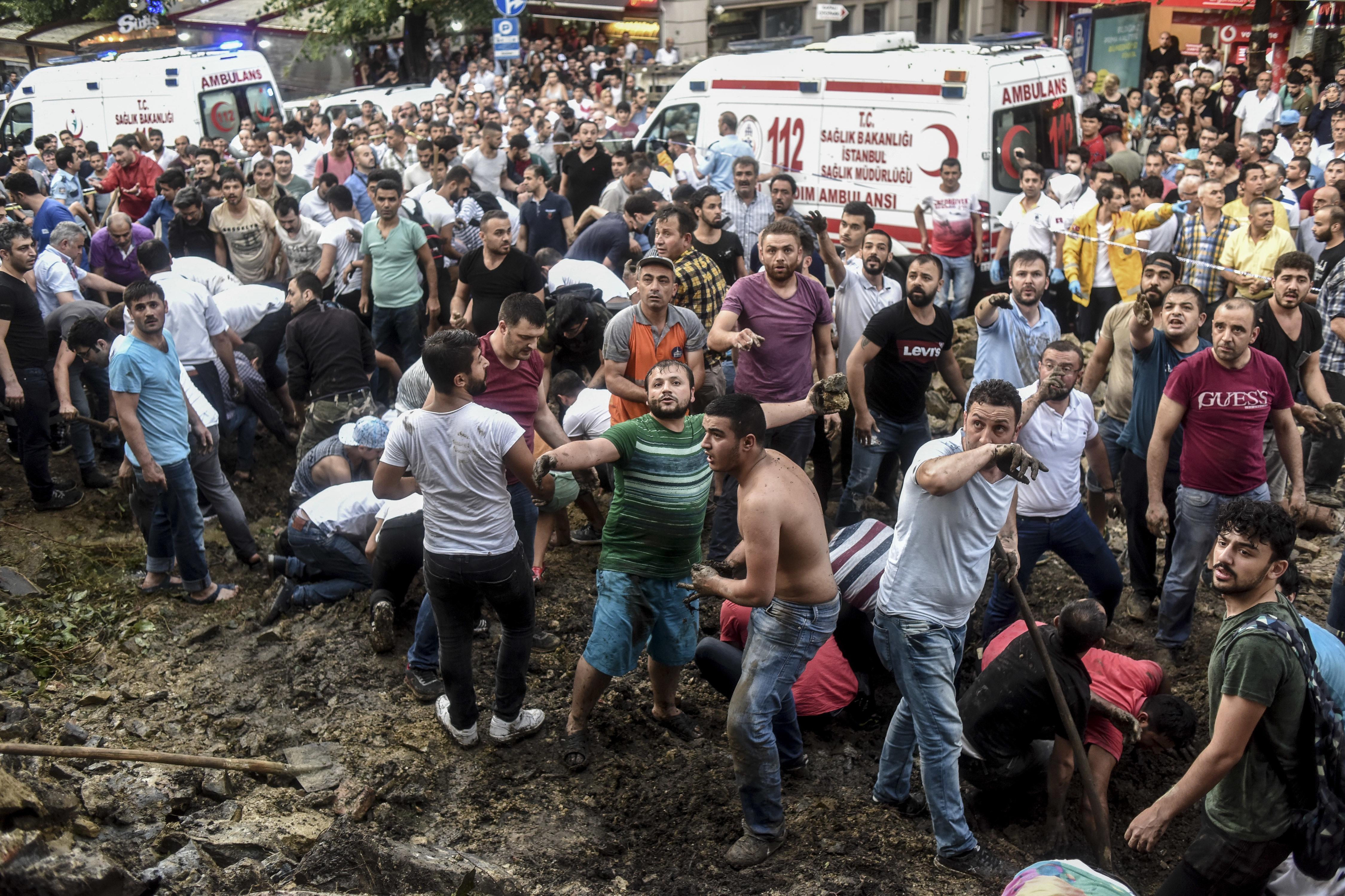 İstanbul Kurtuluşta mezarlık duvarı çöktü: Yaralılar var