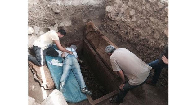 Edremitte 2500 yıllık mezar açıldı
