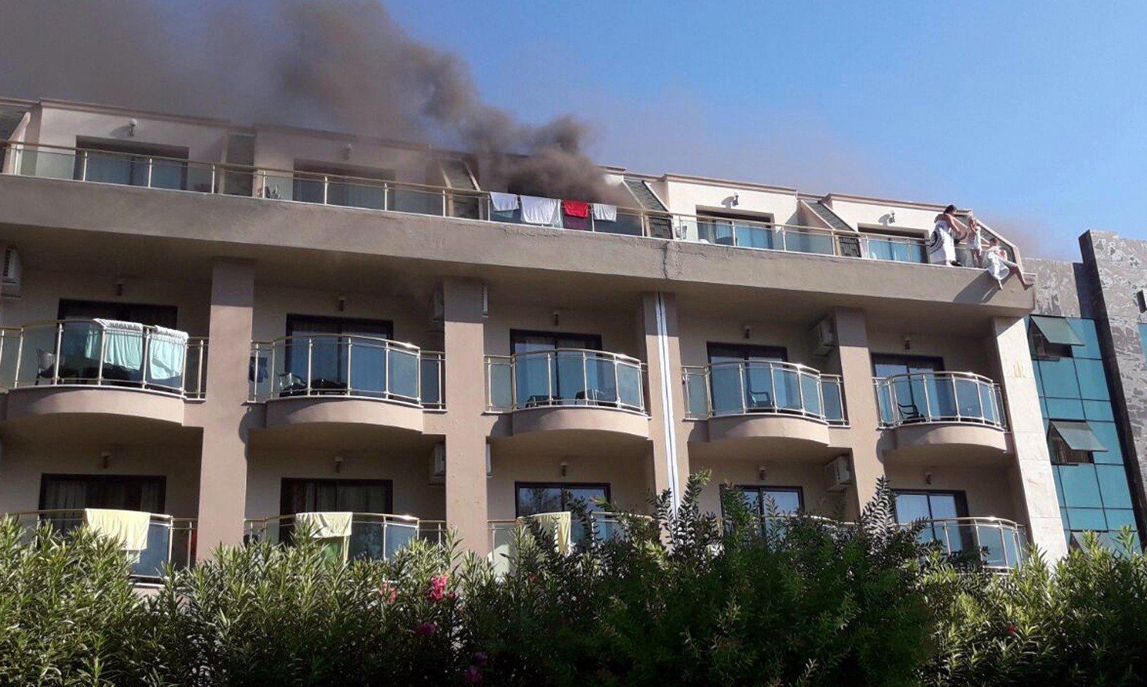 Antalya’da otel yangını 400 kişi tahliye edildi