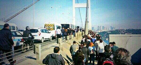 Trafik durdu, köprüde selfie patladı
