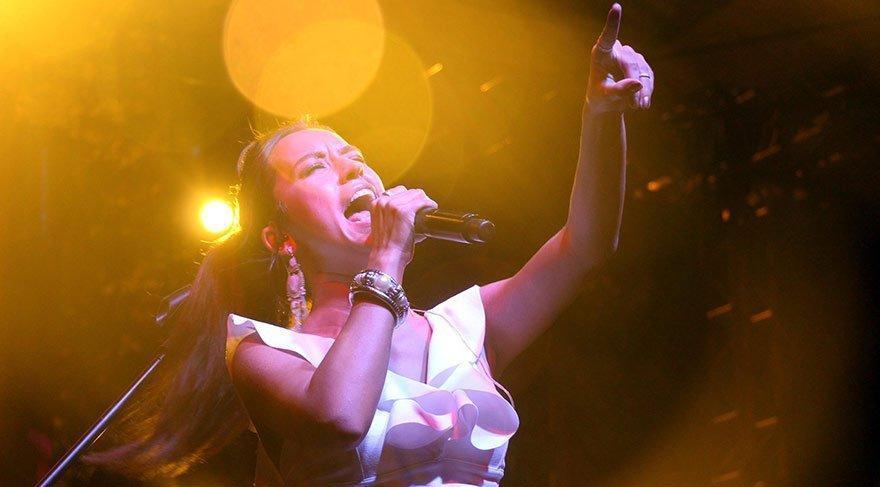 Şarkıcı Tuğba Yurt sahneyi terk etti