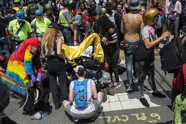 Amerikada otomobil göstericilerin arasına daldı: 1 ölü, 34 yaralı