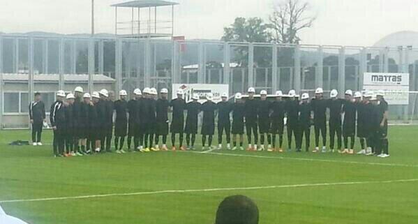 Bursasporlu futbolcular, idmana siyah formayla ve baretle çıktı