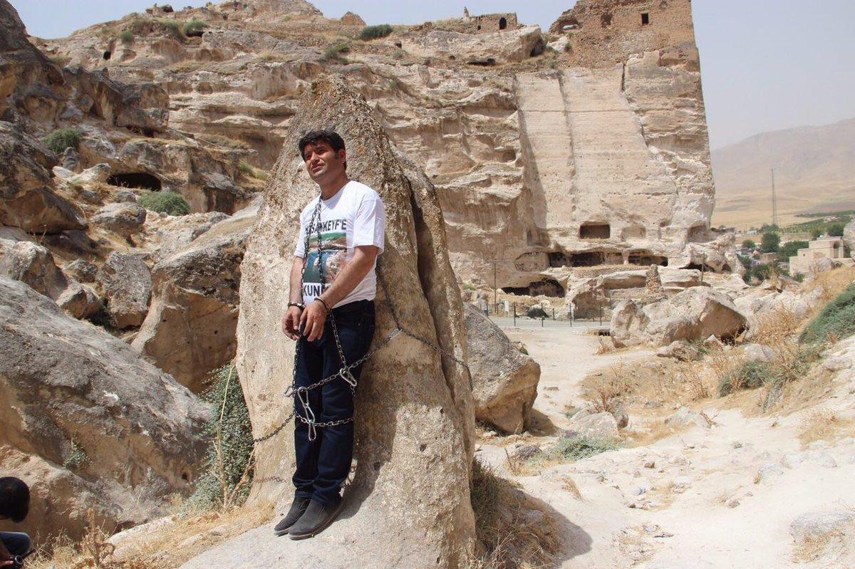 HDPli Mehmet Ali Aslan kendisini kayalıklara zincirle bağladı