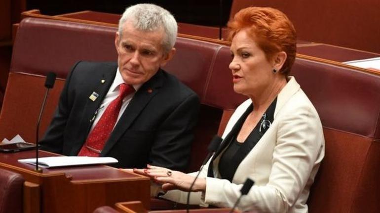 Aşırı sağcı Pauline Hanson parlamentoya burka ile geldi